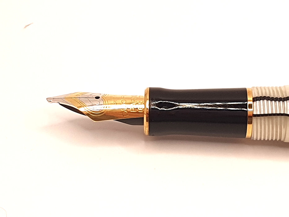 Parker Duofold International Pearl and Black with Gold Trim Fountain Pen (14ct OB Nib)