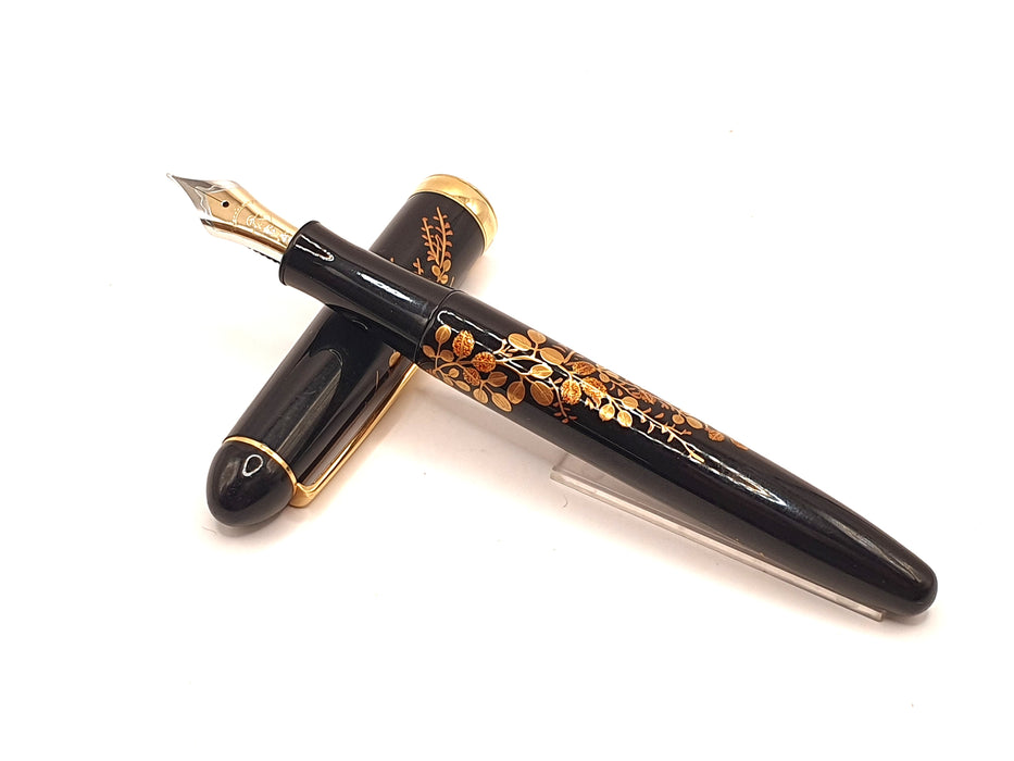 Vintage Takashimaya / Platinum Special Selection Perpetual Hagi (Japanese Clover) Maki-e Urushi Fountain Pen (18K EF Nib)