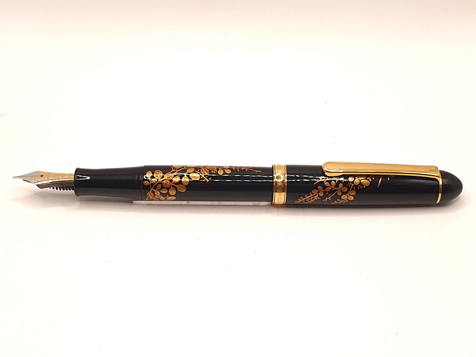 Vintage Takashimaya / Platinum Special Selection Perpetual Hagi (Japanese Clover) Maki-e Urushi Fountain Pen (18K EF Nib)