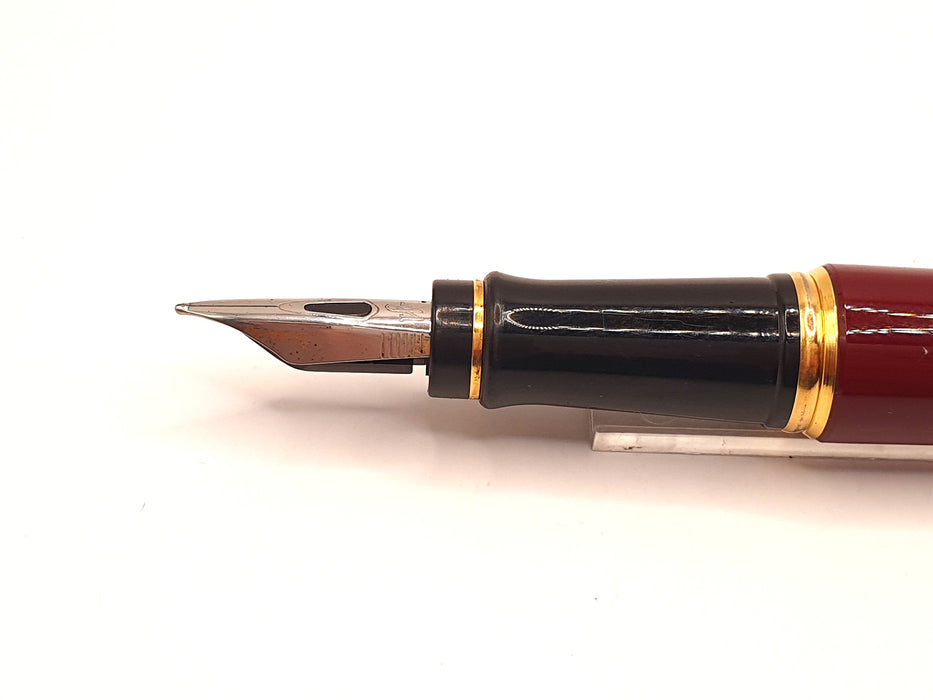 Vintage Waterman Expert Mk I Burgundy and Black with Gold Trim Fountain Pen (M Nib)