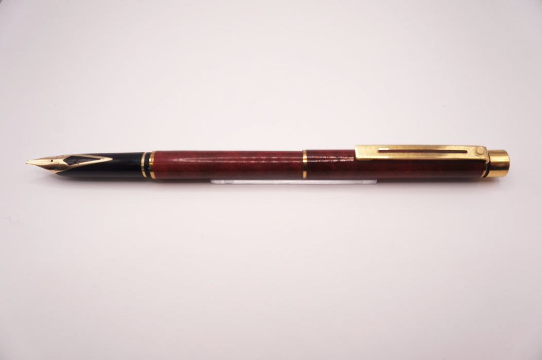 Vintage Sheaffer Targa Slim 1034S Red Ronce with Gold Trim Fountain Pen (14ct Fine 1.1 Italic Nib)