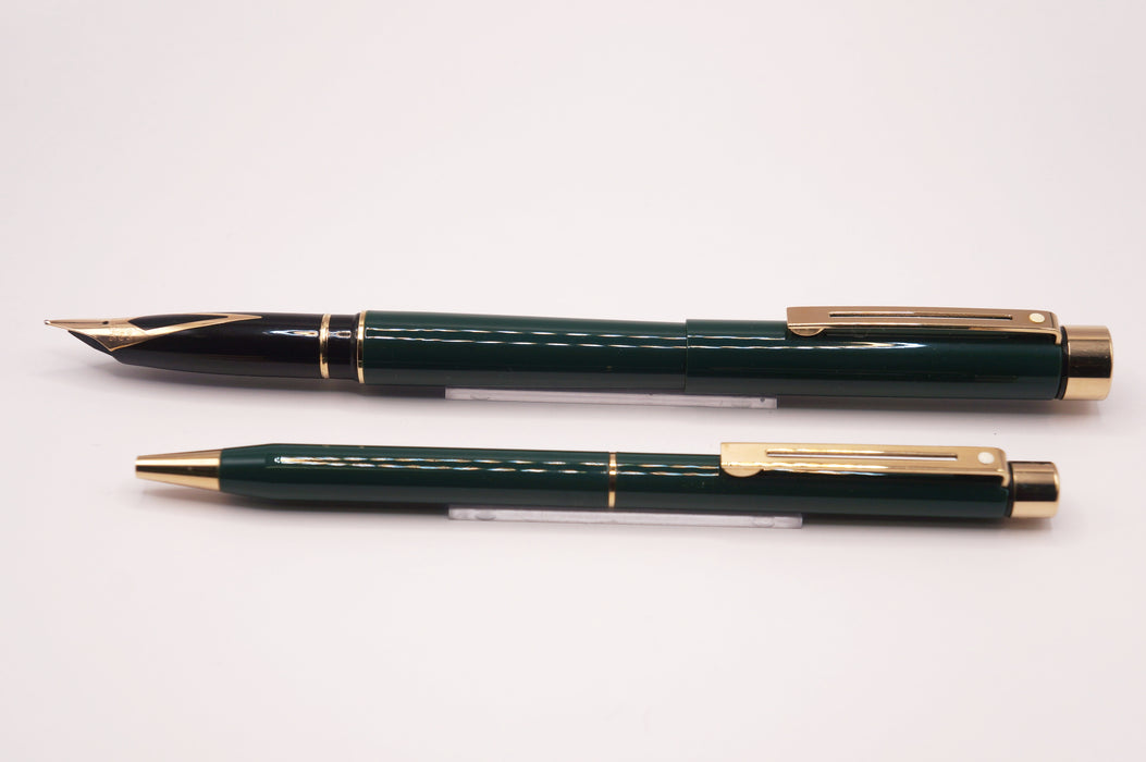 Vintage Sheaffer Targa Standard 1059 Green Gloss with Gold Trim Fountain Pen (14ct M Nib) & Ballpoint Pen Set