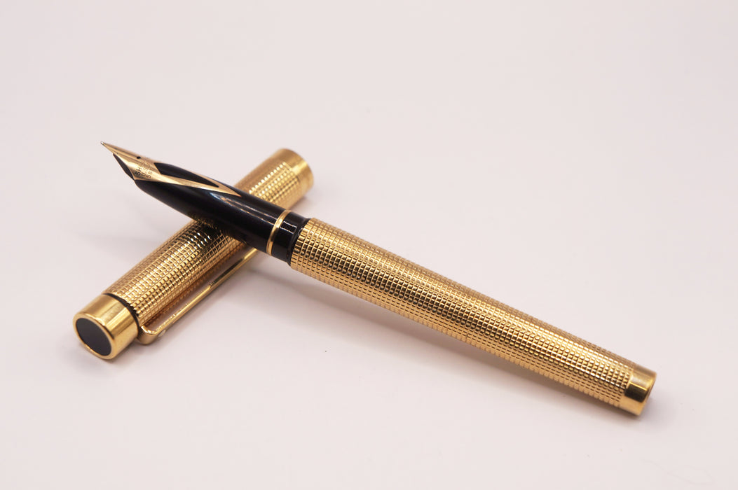 Vintage Sheaffer Targa Standard 1011 Gold Squares Pattern Fountain Pen (14k M Nib)