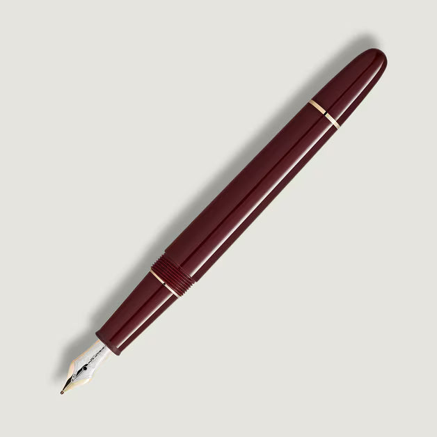Montblanc Meisterstück Classique Burgundy Red Fountain Pen